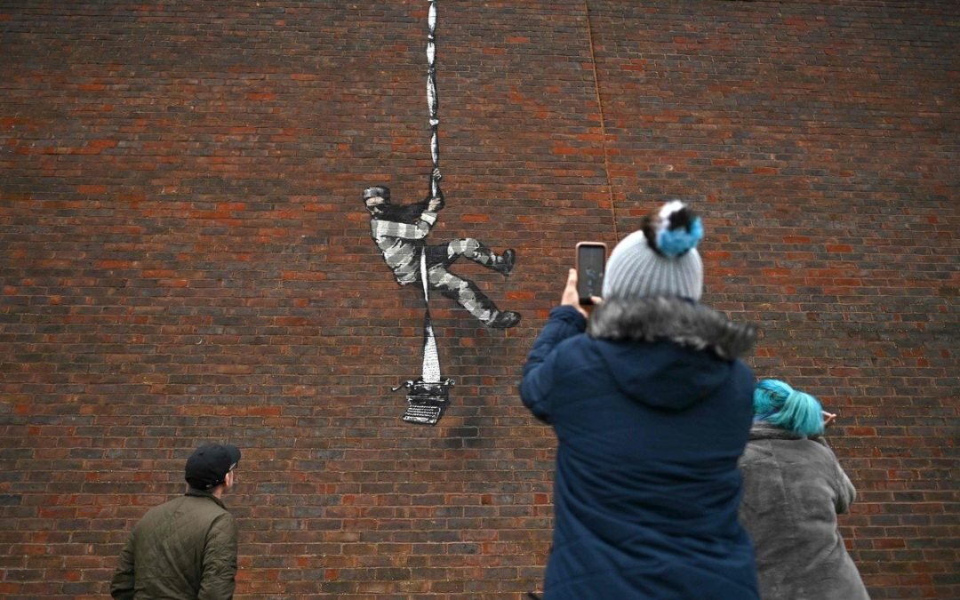 Arte y protesta en fotos: Banksy reaparece en la prisión de Reading, la misma en la que estuvo Oscar Wilde